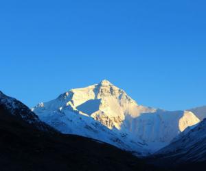 尼泊尔下调珠峰登山费吸引游客 降至1.1万美元