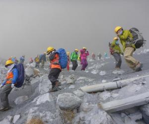 日本火山喷发数百游客被困 已致1死30重伤